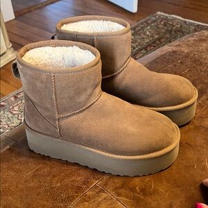 Ugg women’s classic platform boot 7 chestnut